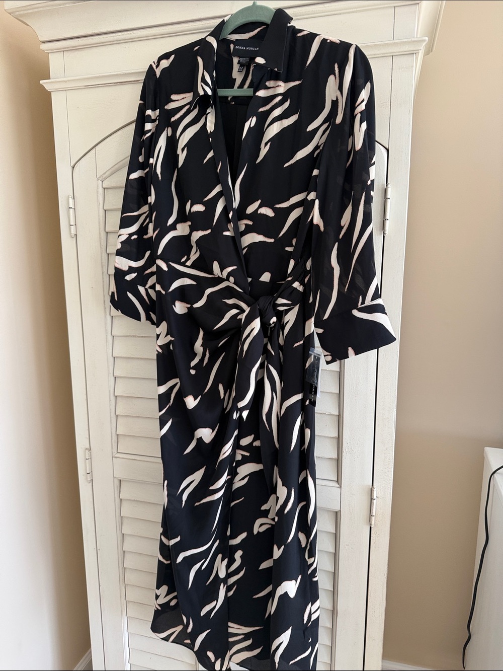 Donna Morgan Black and Cream Abstract Faux-Wrap Midi Dress